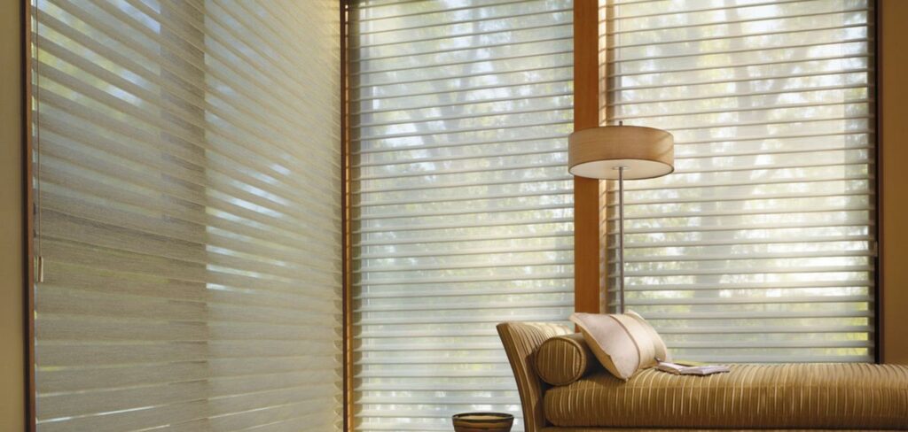 Modelo de persiana Silhouette na cor beje em cômodo com divã e abajur
